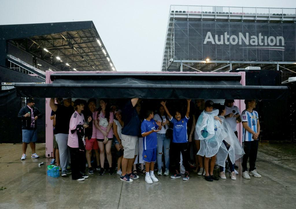 Este grupo de hinchas deberán esperar para darle la bienvenida a Messi.