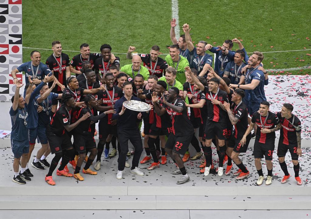 Bayer Leverkusen festeja su primer título de Bundesliga: el beso de Xabi Alonso a su esposa y descontrol en el BayArena