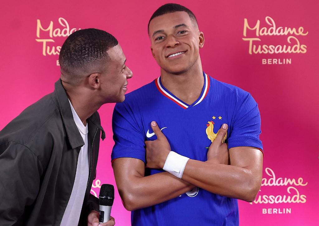 ¡No lo podía creer! La viral reacción de Mbappé tras ver su figura de cera en París: “Es más Kylian que yo”