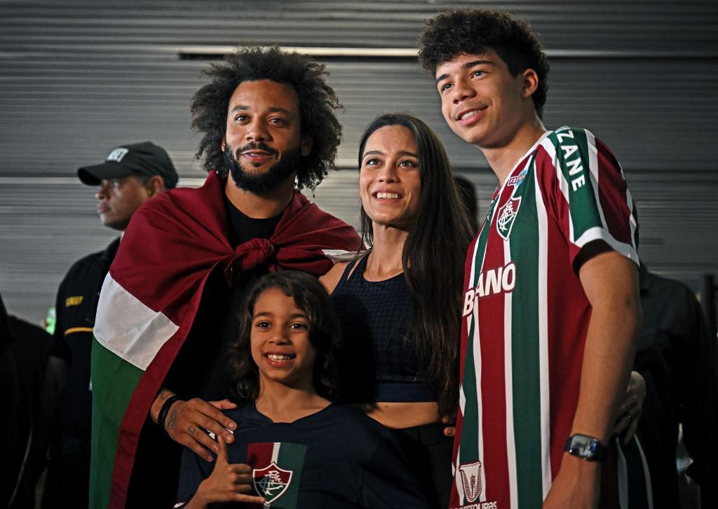 Fue recibido por 35 mil personas y tiene un “gemelo”: La tremenda presentación de Marcelo con Fluminense ¿Y su esposa?