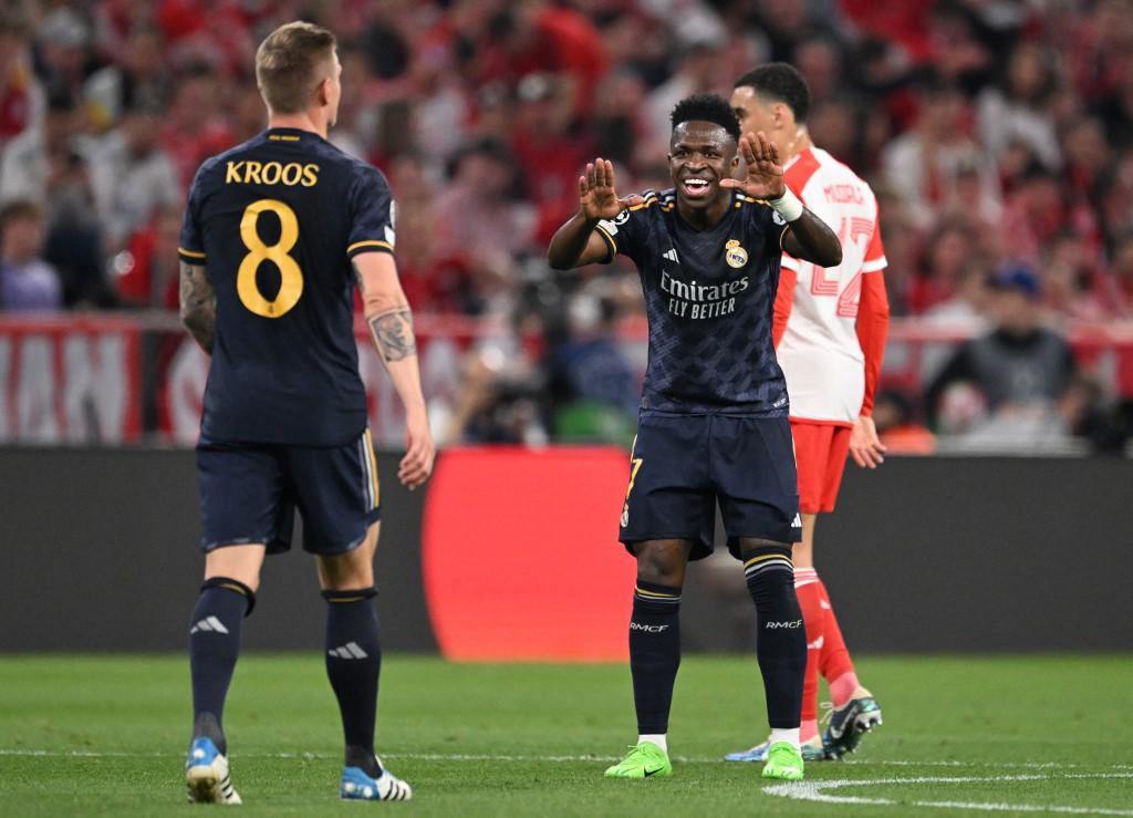 Tchouaméni interrumpe a Müller, Vinicius se divierte ante Bayern y las bellas chicas apoyando al Real Madrid