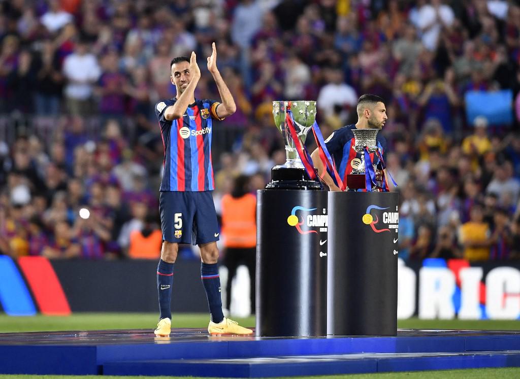 La dura despedida de Busquets y Alba; el nuevo capitán del Barcelona y el que terminó festejando en muletas