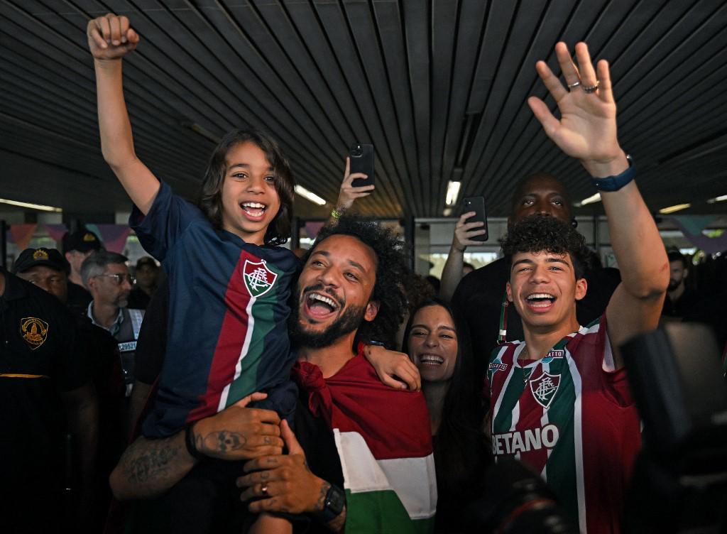 Fue recibido por 35 mil personas y tiene un “gemelo”: La tremenda presentación de Marcelo con Fluminense ¿Y su esposa?