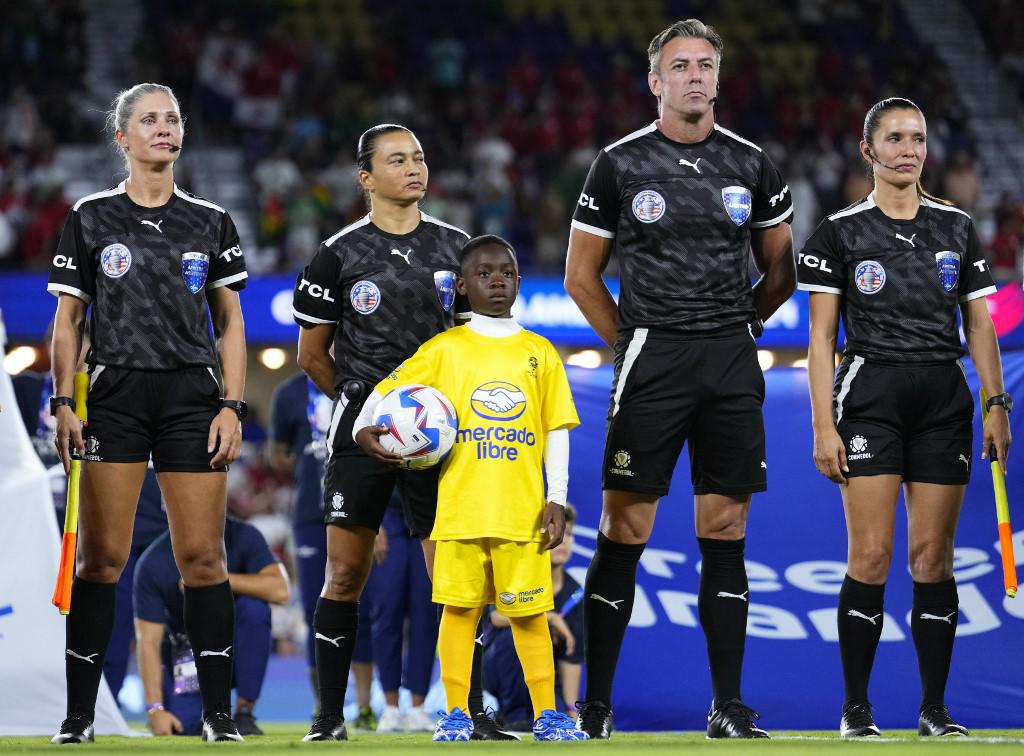 Raphael Claus fue el cuarto juez en el Panamá-Bolivia que fue dirigida por primera vez con una terna arbitral femenina.