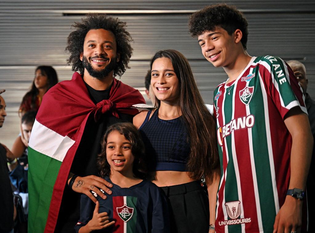 Fue recibido por 35 mil personas y tiene un “gemelo”: La tremenda presentación de Marcelo con Fluminense ¿Y su esposa?