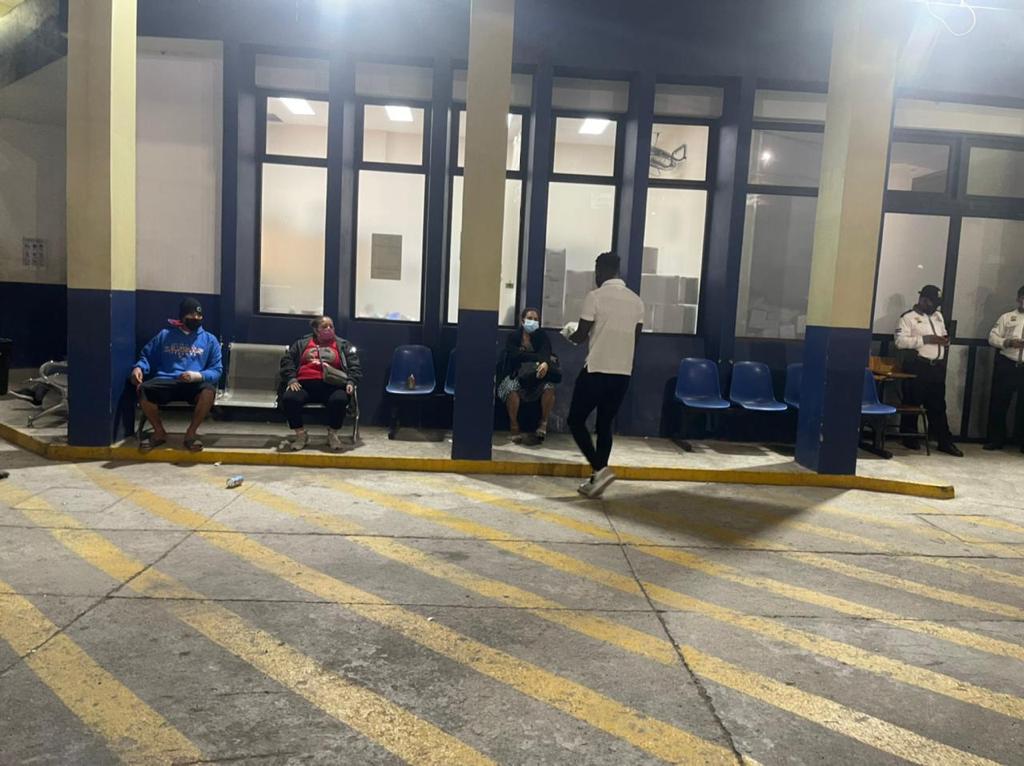 El lado más solidario de Rubilio Castillo: regaló alimentación a las personas en emergencia del Hospital Escuela