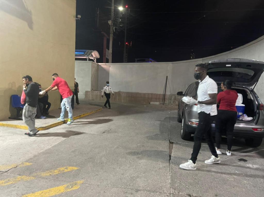 El lado más solidario de Rubilio Castillo: regaló alimentación a las personas en emergencia del Hospital Escuela