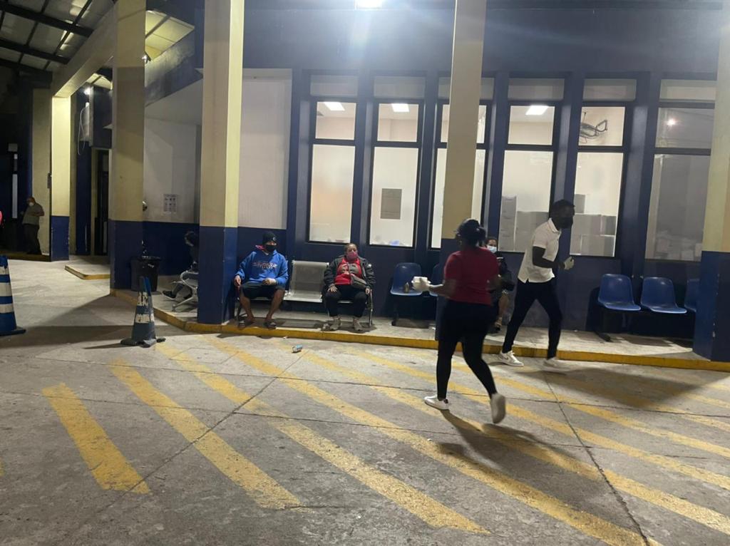 El lado más solidario de Rubilio Castillo: regaló alimentación a las personas en emergencia del Hospital Escuela