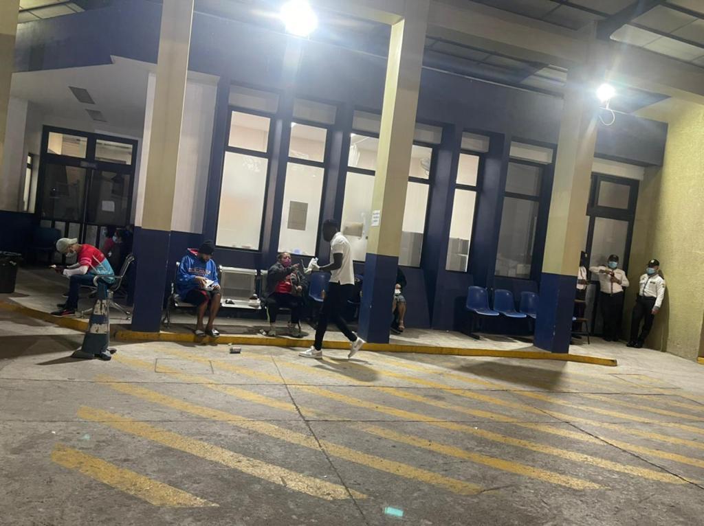 El lado más solidario de Rubilio Castillo: regaló alimentación a las personas en emergencia del Hospital Escuela