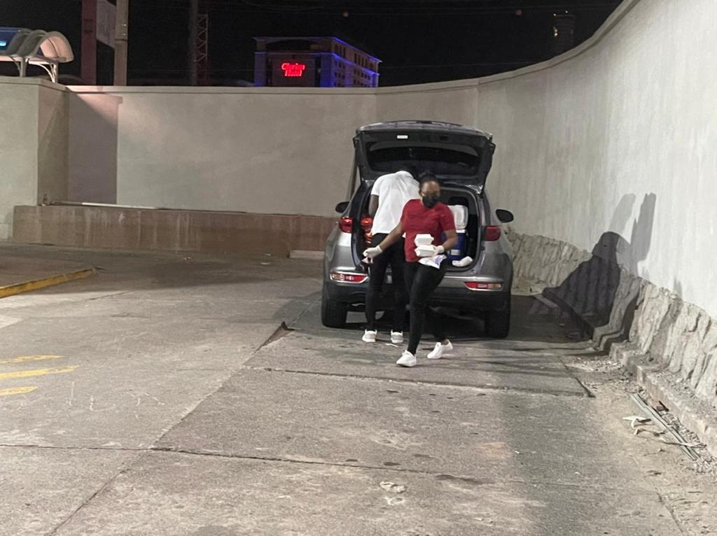 El lado más solidario de Rubilio Castillo: regaló alimentación a las personas en emergencia del Hospital Escuela