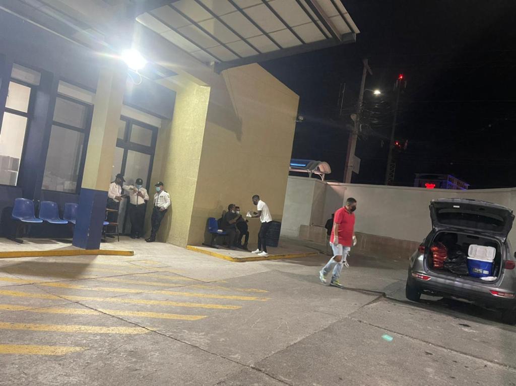 El lado más solidario de Rubilio Castillo: regaló alimentación a las personas en emergencia del Hospital Escuela