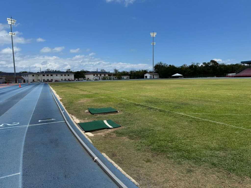 Federación de Honduras viajó a Islas Caimán para inspeccionar el estadio donde se jugará y revela fotos íntimas: ¿Es apto?