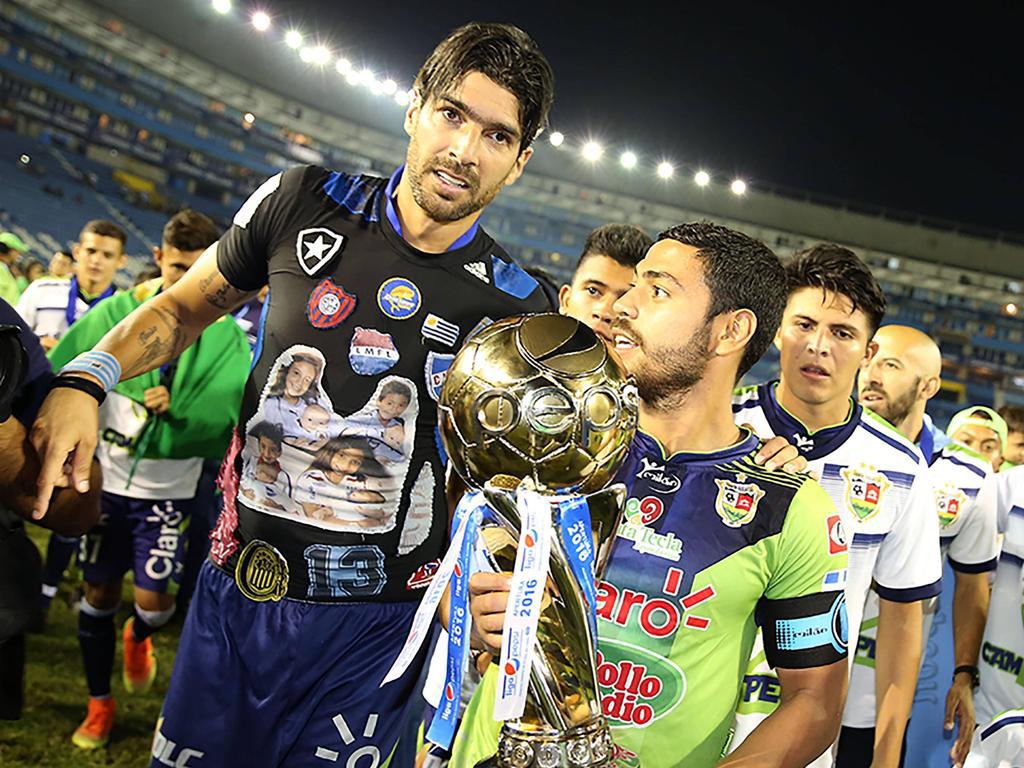 Triste adiós: ¿Por qué en el fútbol de El Salvador desafiliaron al Santa Tecla, campeón de liga, donde figuró 'Loco' Abreu?
