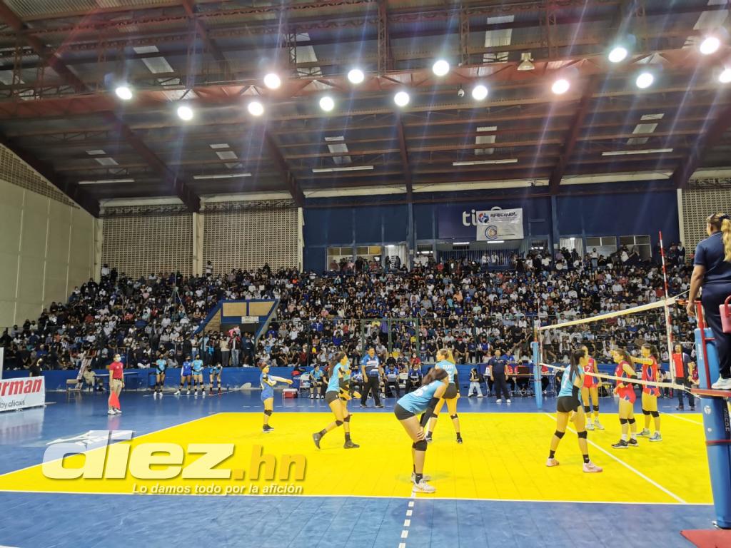 Gimnasio abarrotado, larga fila, bellas jugadoras y una figura del Olimpia en una noche explosiva en la final del V Campeonato Centroamericano de Voleibol