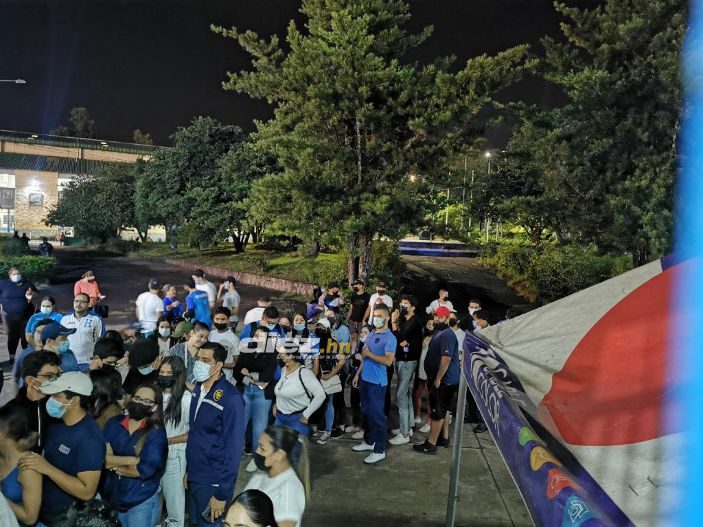 Gimnasio abarrotado, larga fila, bellas jugadoras y una figura del Olimpia en una noche explosiva en la final del V Campeonato Centroamericano de Voleibol