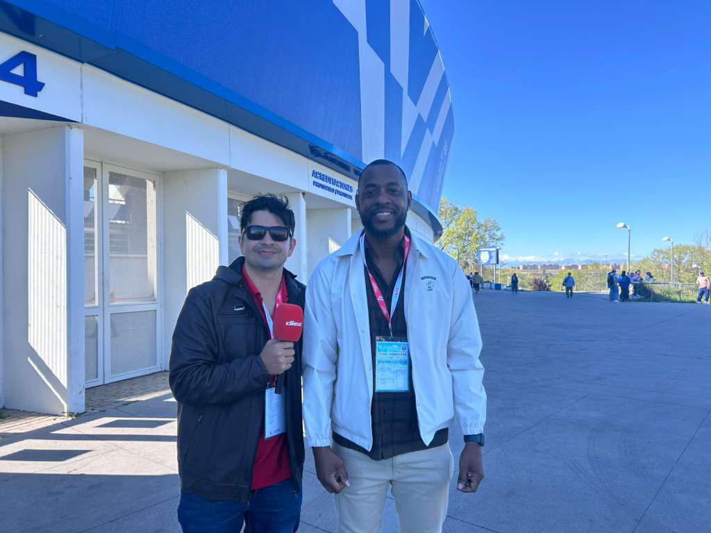 Con bellas palillonas y chucky presente: así se vivió la previa del amistoso entre Honduras y Perú en España