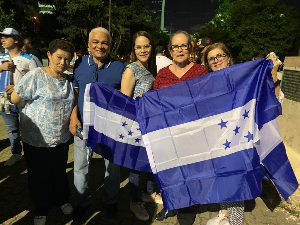 ¡Presencia catracha! Las imágenes del ambiente en el estadio Olímpico Félix Sánchez para el duelo entre Cuba y Honduras