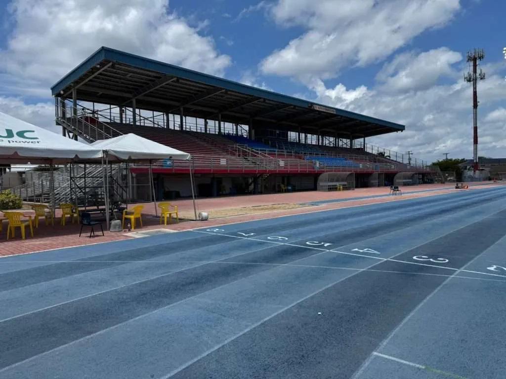 Federación de Honduras viajó a Islas Caimán para inspeccionar el estadio donde se jugará y revela fotos íntimas: ¿Es apto?