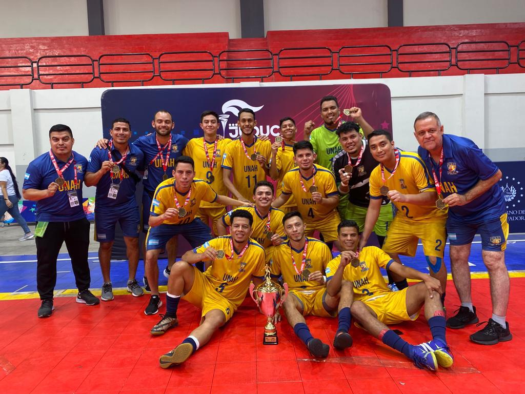 Pagó con su dinero el boleto de avión, pero dejó la concentración por falta de apoyo: el 'loco' que hizo historia con la Selección Femenina de Futsal