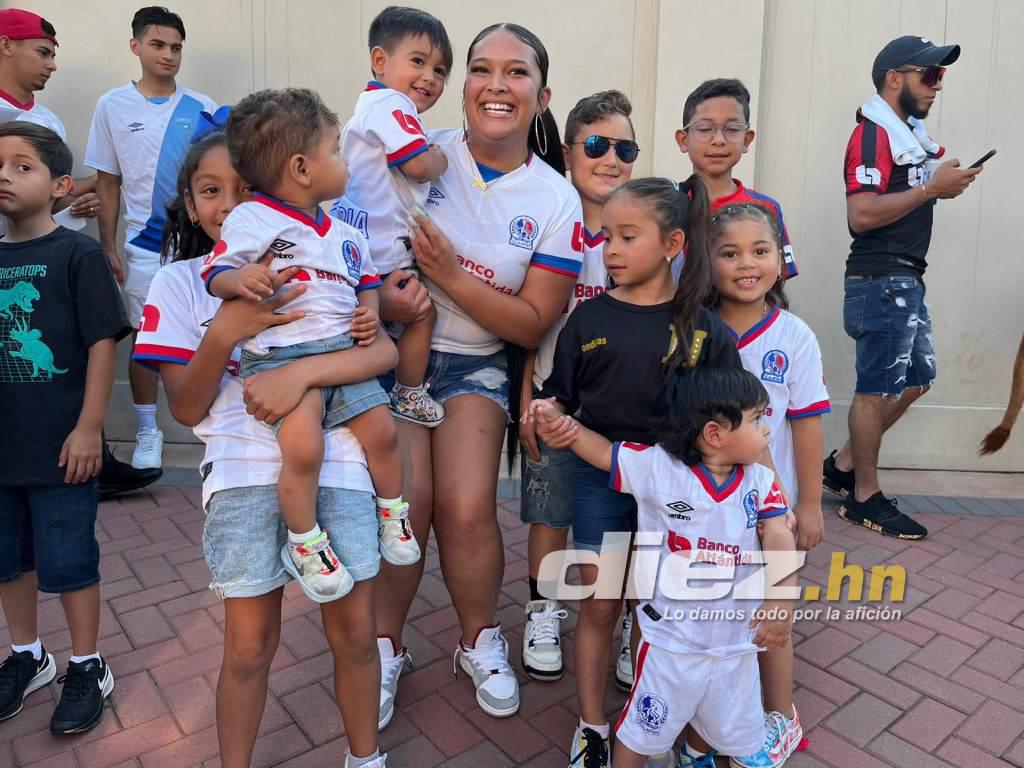 Alegría y ambiente inigualable entre hinchas de Olimpia en New Jersey; Kevin López aclamado por autógrafos en Comunicaciones