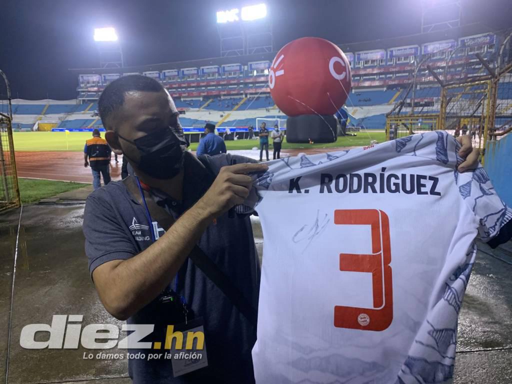 El lindo gesto de Alphonso Davies con un aficionado en el estadio Olímpico antes de enfrentar a Honduras