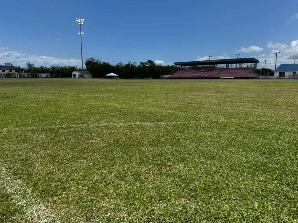 Federación de Honduras viajó a Islas Caimán para inspeccionar el estadio donde se jugará y revela fotos íntimas: ¿Es apto?