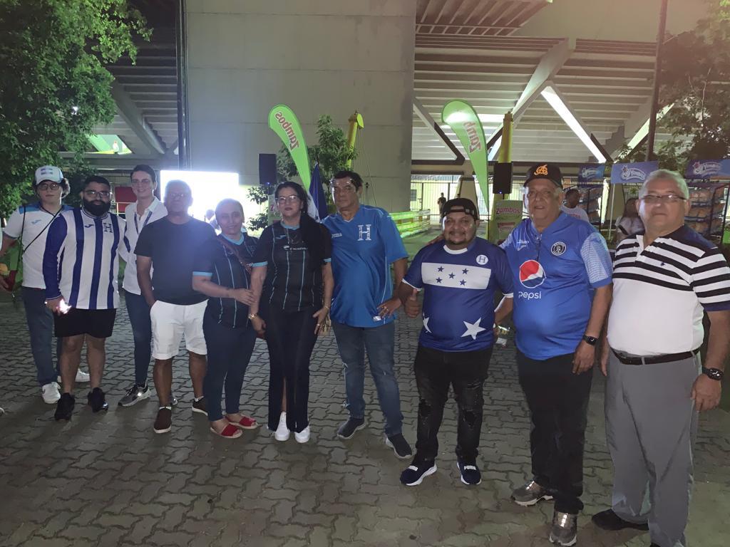 ¡Presencia catracha! Las imágenes del ambiente en el estadio Olímpico Félix Sánchez para el duelo entre Cuba y Honduras
