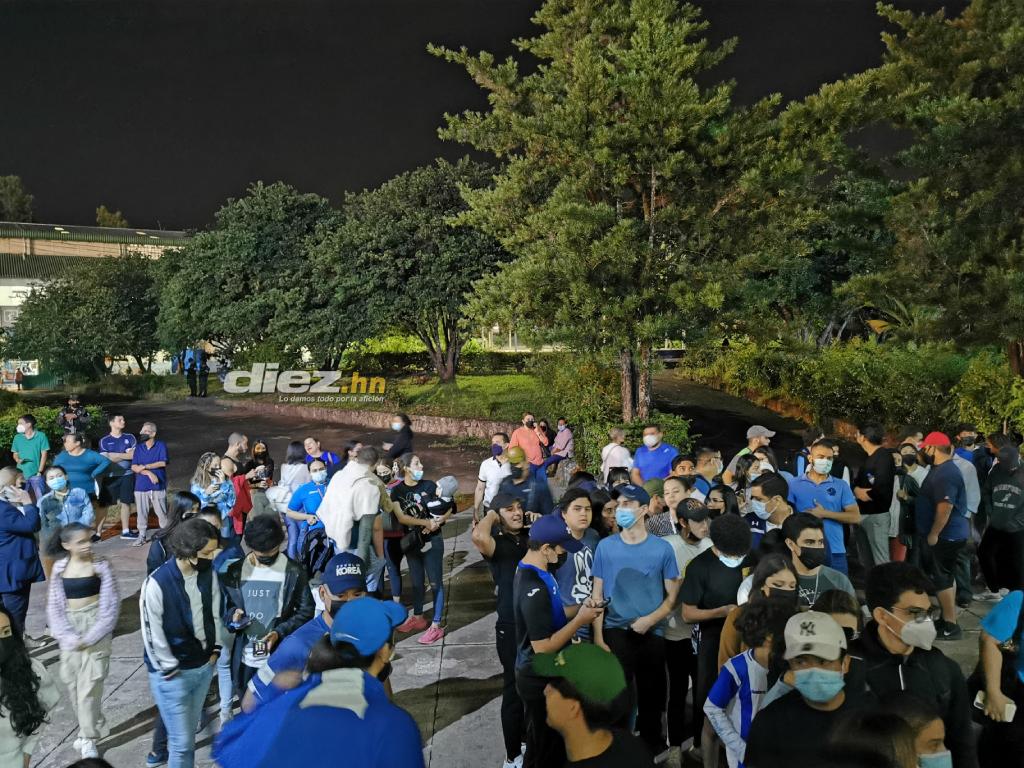 Gimnasio abarrotado, larga fila, bellas jugadoras y una figura del Olimpia en una noche explosiva en la final del V Campeonato Centroamericano de Voleibol