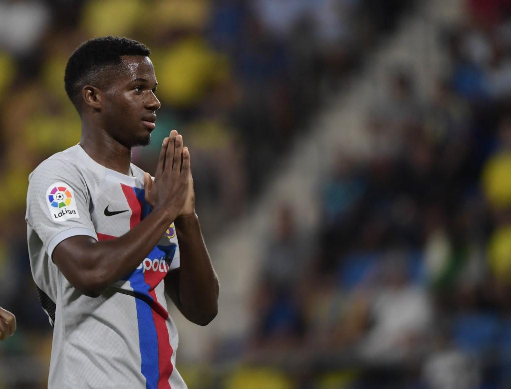 Ledesma corriendo con un desfibrilador para salvar al aficionado descompuesto y Araujo rezando: la pesadilla que se vivió en el Cádiz-Barcelona