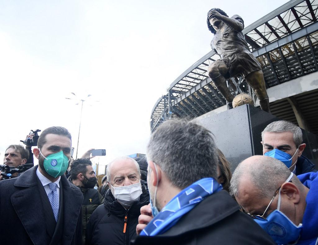 Un año de la muerte de Maradona: Napoli lo recuerda con nueva y polémica estatua y el autor explica el ‘’error’’