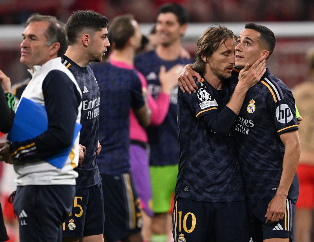Tchouaméni interrumpe a Müller, Vinicius se divierte ante Bayern y las bellas chicas apoyando al Real Madrid
