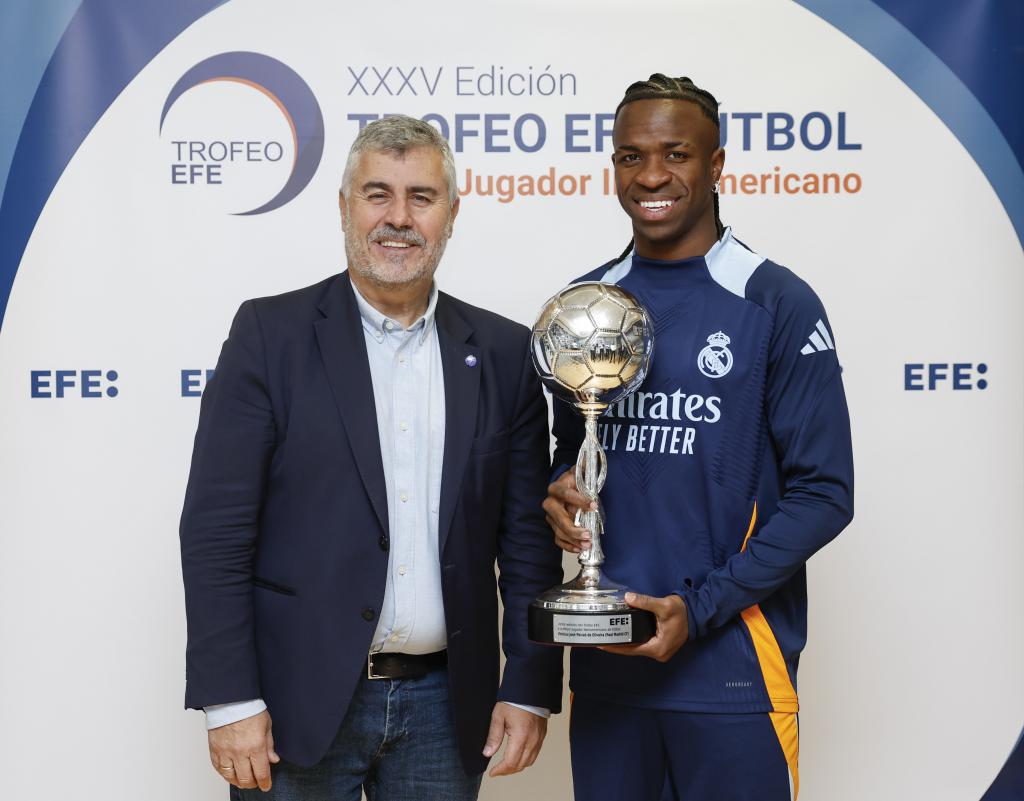 Real Madrid entrena a puerta abierta: Vinicius recibe premio y futbolista sorprende al entrenar después de un año sin jugar