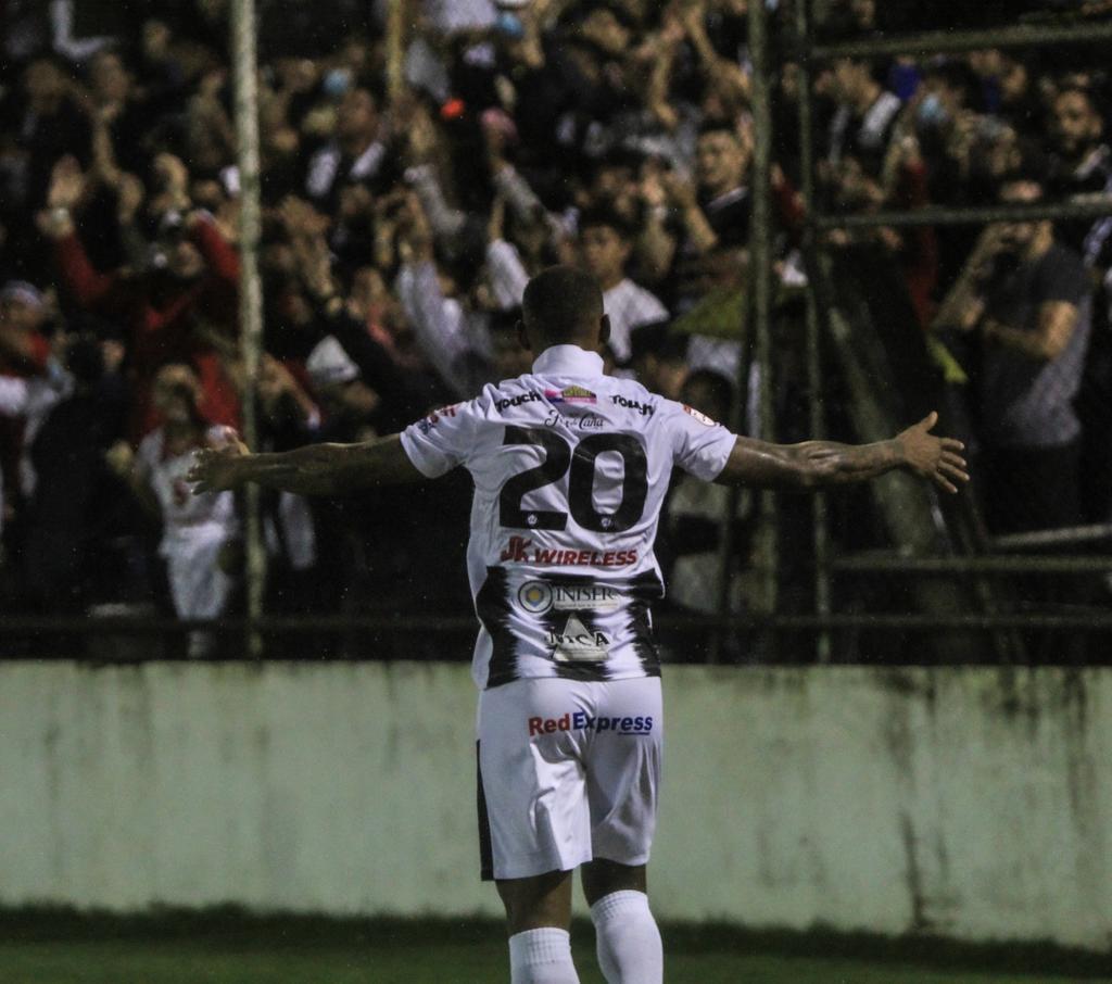 Robinson Da Silva celebrando el gol de la clasificación a cuartos.