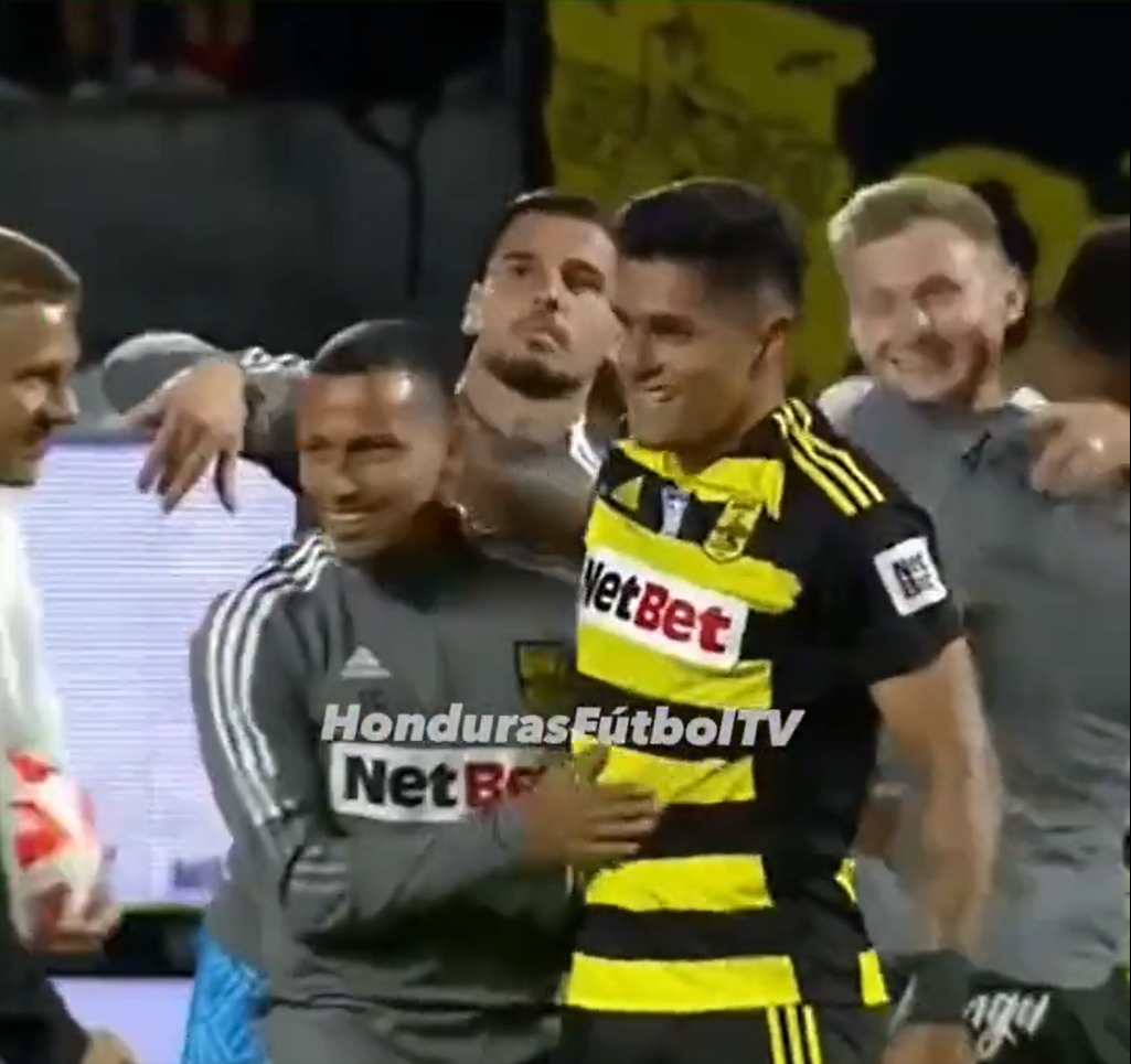 Edwin, abrazando a Palma tras su anotación en el triunfo de 2-1 ante Olympiakos.