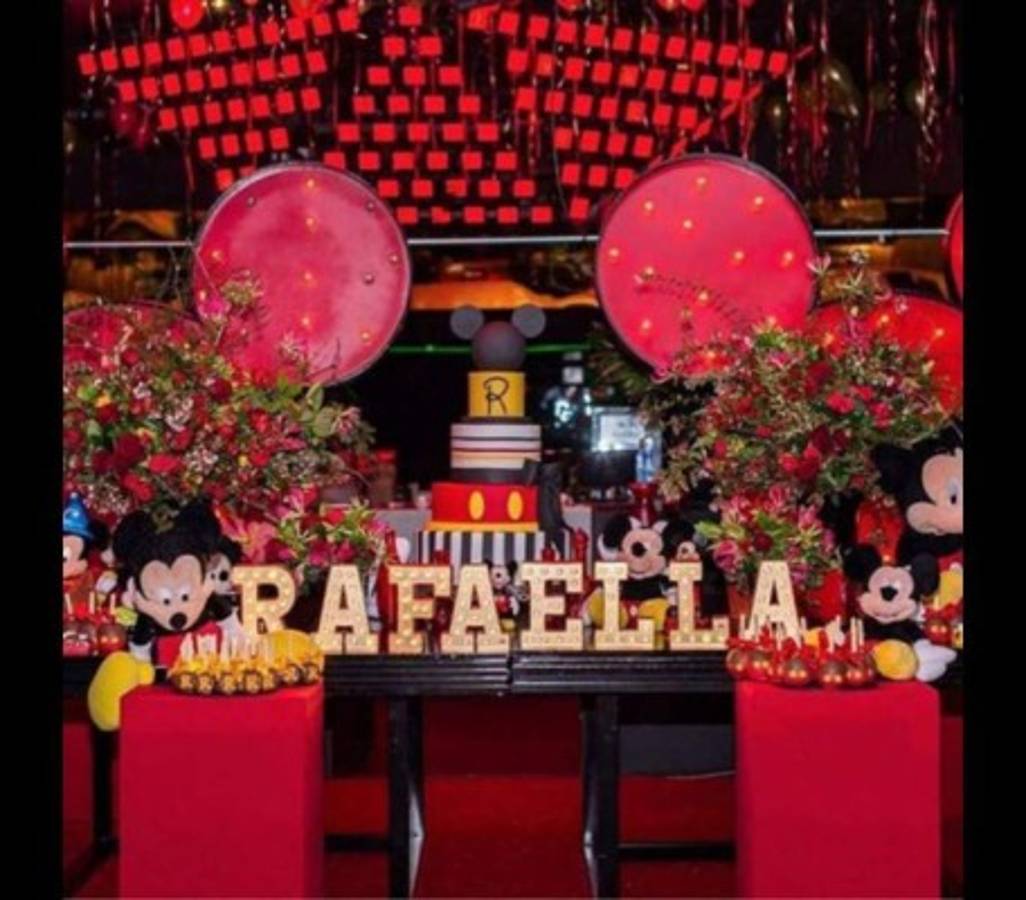 Neymar se pasa a lo grande la fiesta de 20 años de su hermana Rafaella