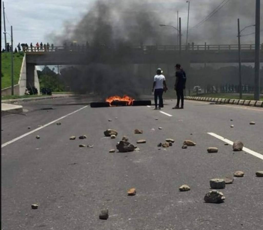 Honduras: Bombas lacrimógenas, piedras y llantas quemadas en las protestas  