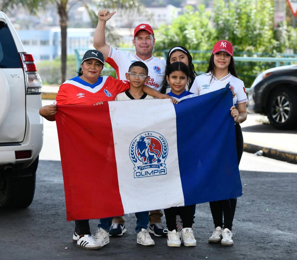 Espectacular llegada de la Ultra Fiel, la chica de Olimpia que fue la sensación y llenazo en el Chelato Uclés para la final