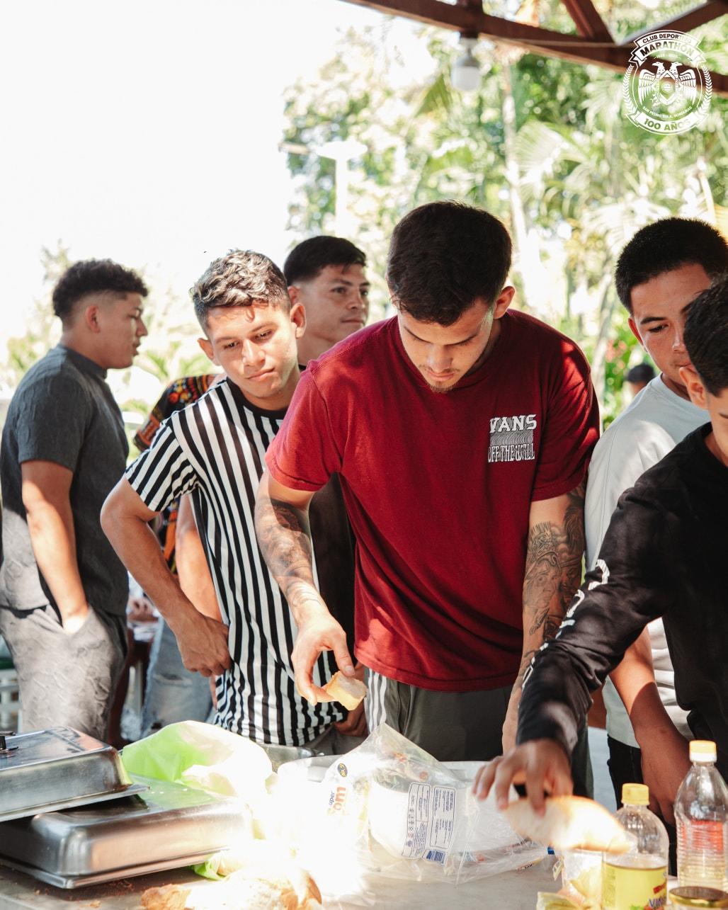 ¡Convivencia verdolaga! Marathón deja atrás los malos resultados y la plantilla disfruta de un asado
