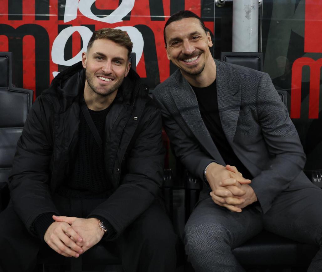 Santi Giménez con Ibrahimovic en el Milan-Inter de la Serie A: el recibimiento para el mexicano
