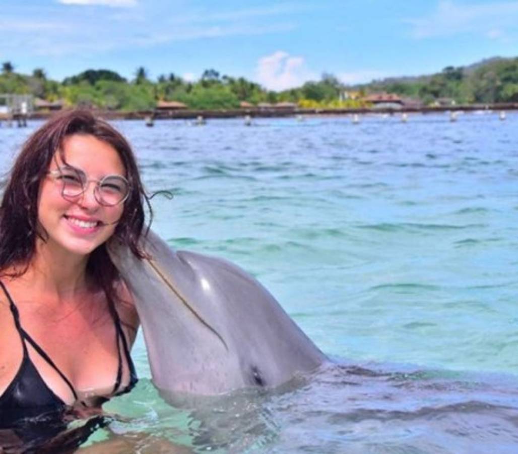 FOTOS: Roatán, 'inundada' de bellas turistas para la semana Morazánica 2019