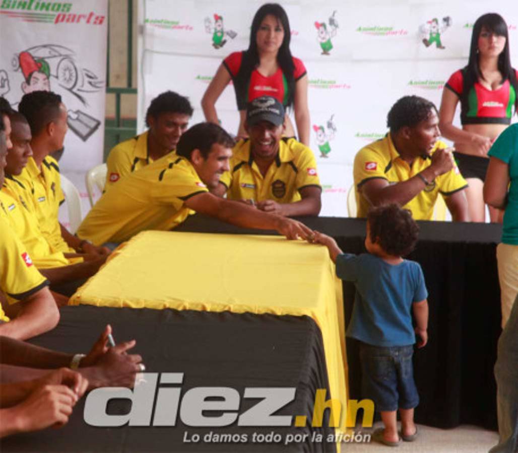 Real España y la firma de autógrafos en Asiatikos Parts.