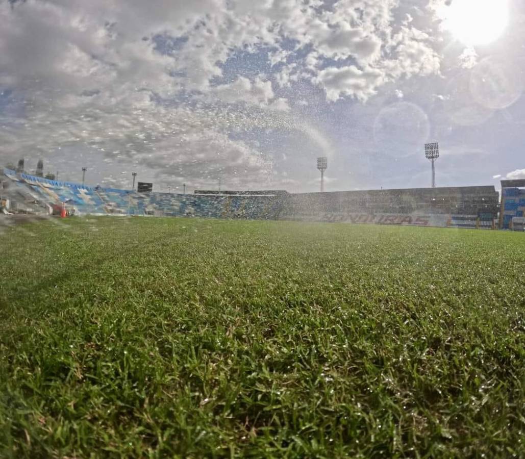 ¡Una mesa de billar! Así luce el estadio Nacional Chelato Uclés, su césped y gradería previo al inicio del Torneo Apertura