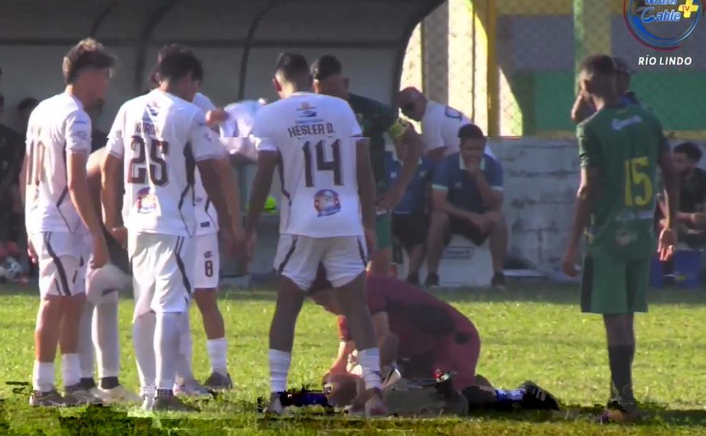 Imágenes sensibles en el ascenso: Futbolista quedó noqueado y tuvo que ser trasladado en camioneta