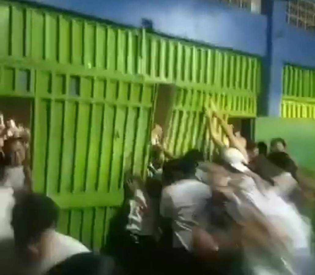 Desgracia en El Salvador: Las desgarradoras imágenes de la estampida de aficionados que dejó varios muertos en el Estadio Cuscatlán