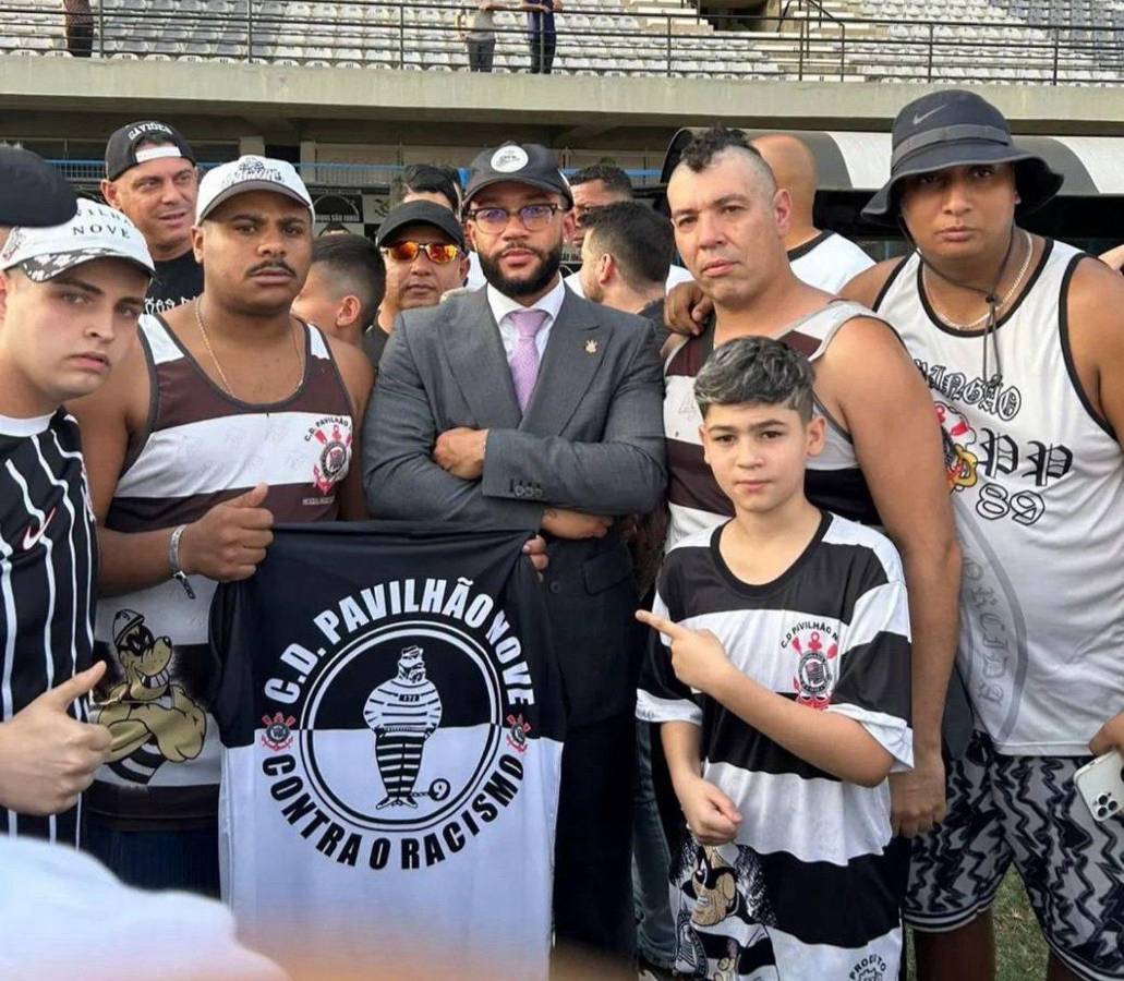 Llegó en helicóptero, su dorsal y locura de los hinchas: Así fue la presentación de Memphis Depay con el Corinthians de Brasil