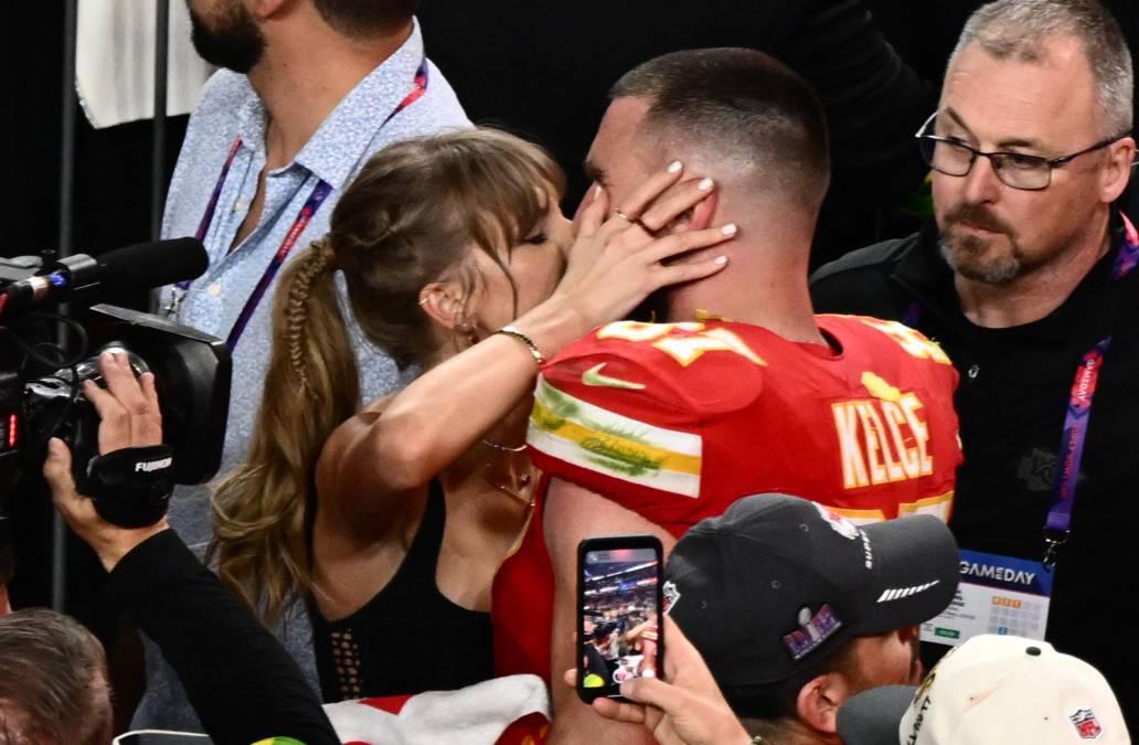 Así fue el derroche de amor entre Taylor Swift y Travis Kelce tras el Super Bowl; Donald Trump arremetió contra la cantante