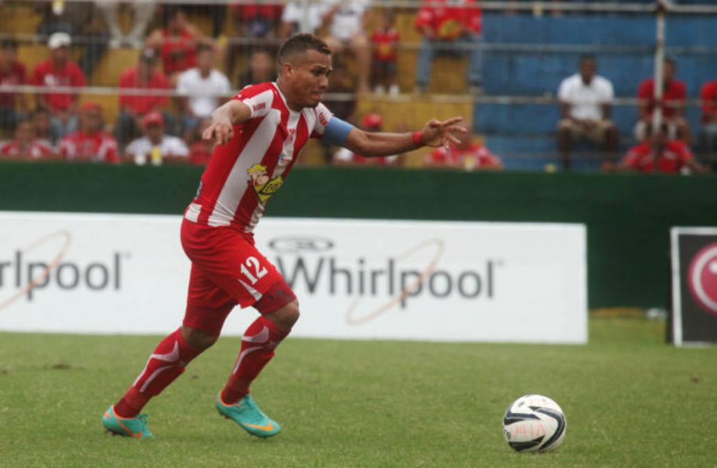 Con Arnold Peralta en la cancha el Vida no pierde