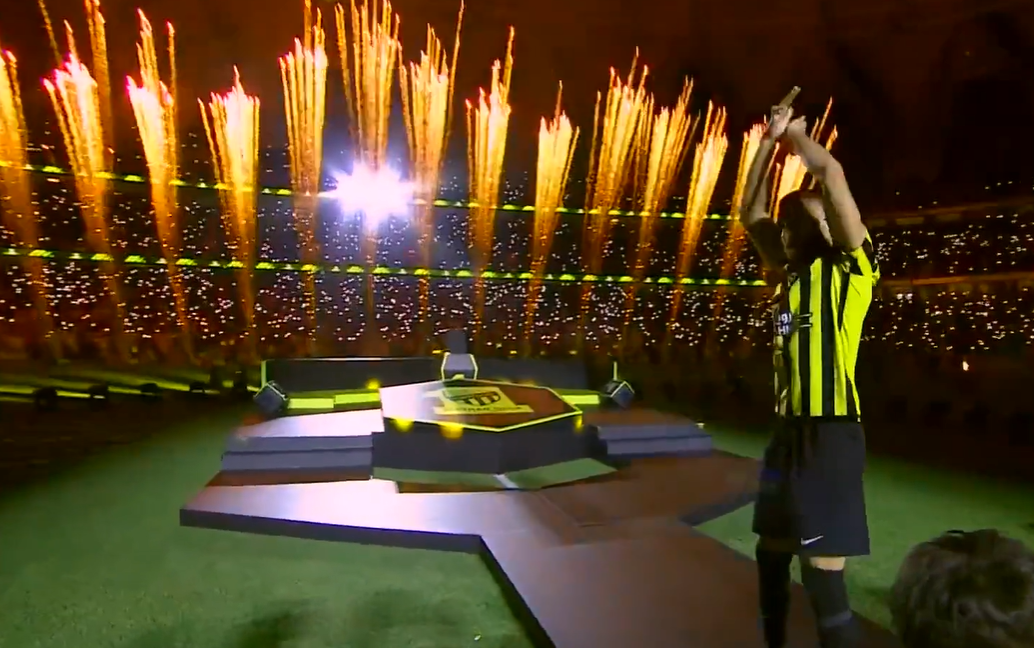 ¡Tremenda locura en Arabia! Benzema es presentado por el Al Ittihad ante más de 60 mil aficionados y exhibe el Balón de Oro