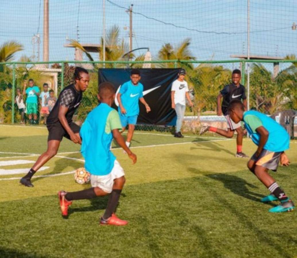 Alberth Elis sorprende a niños de Tela y les regala implementos deportivos