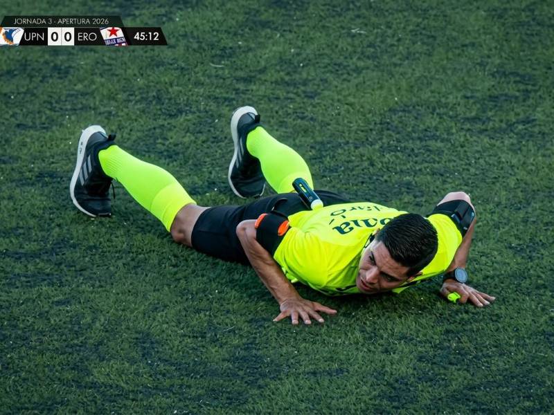 El árbitro del partido, Yony Sánchez, fue de los primeros en hacer el llamado para que los jugadores se pusieran a salvo.